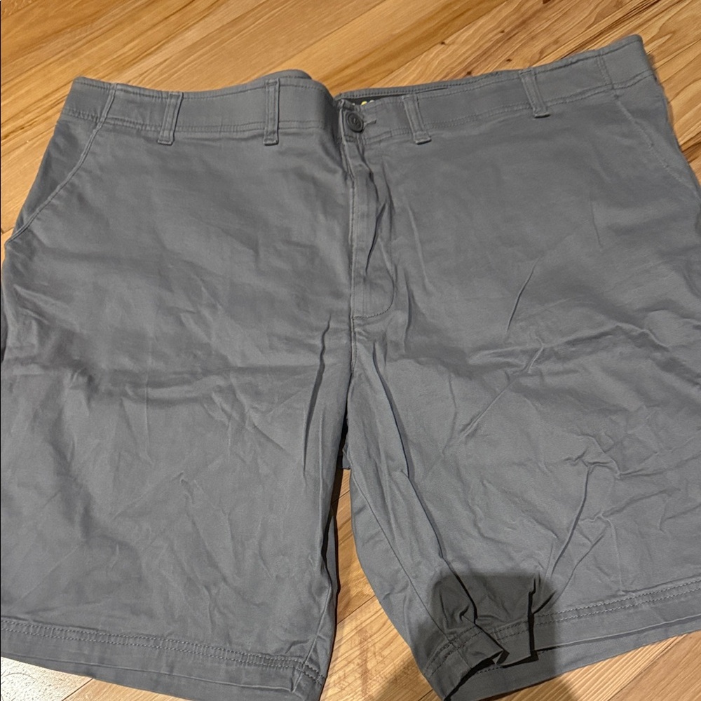 Lee Men's Slate Gray Flat-Front Shorts